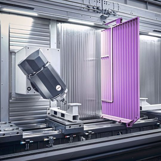Eine herausnehmbare Trennwand teilt den Arbeitsraum – hier bei einer Maschine des Typs ZVH55/L9000. Eine herausnehmbare Trennwand teilt den Arbeitsraum – hier bei einer Maschine des Typs ZVH55/L9000.