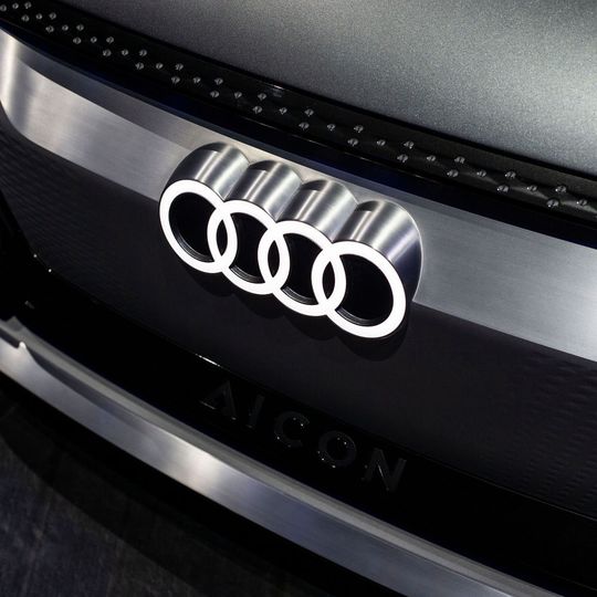 Laut einem Bericht der „Wirtschaftswoche“ will Audi gemeinsam mit Daimler und BMW Technik für automatisiertes Fahren entwickeln. Laut einem Bericht der „Wirtschaftswoche“ will Audi gemeinsam mit Daimler und BMW Technik für automatisiertes Fahren entwickeln.