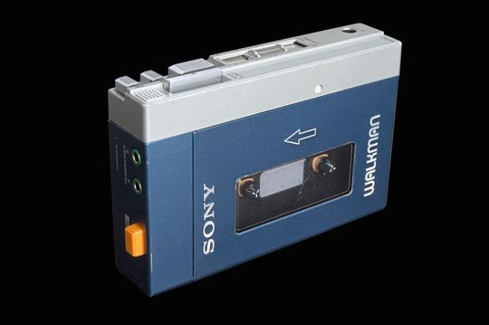 Der erste Walkman – der blau-silberne TPS-L2 – kostete rund 150 US-Dollar . Der erste Walkman – der blau-silberne TPS-L2 – kostete rund 150 US-Dollar .