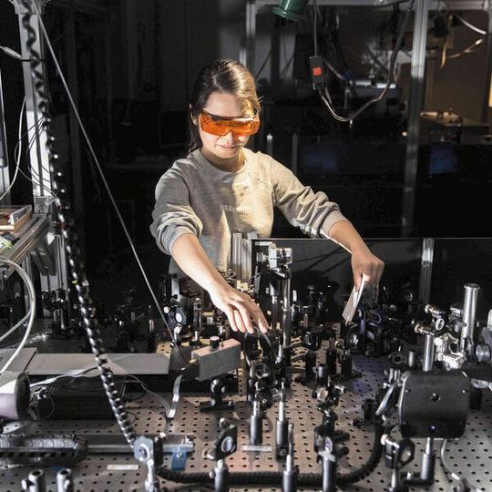 Die Forscherin Ying Zhang untersucht an einem spektroskopischen Aufbau zeitaufgelöst lichtgetriebene Prozesse in Molekülen. Die Forscherin Ying Zhang untersucht an einem spektroskopischen Aufbau zeitaufgelöst lichtgetriebene Prozesse in Molekülen.