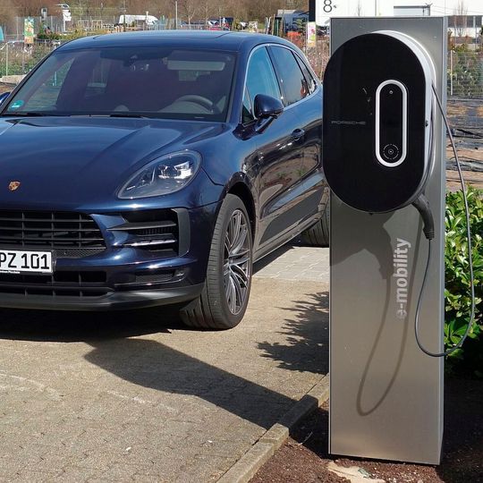 Ladesäule in einem Porsche-Betrieb: Die Infrastruktur muss stimmen. Ladesäule in einem Porsche-Betrieb: Die Infrastruktur muss stimmen.