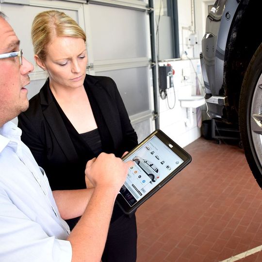 Mit dem Tablet kann der Serviceberater direkt Zubehörangebote machen. Mit dem Tablet kann der Serviceberater direkt Zubehörangebote machen.