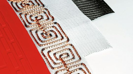 Die Heizmatte besteht aus einer Induktionsspule, die auf ein Kunststoffgewebe gestickt ist und einer Vakuummatte aus Silikon. Die Heizmatte besteht aus einer Induktionsspule, die auf ein Kunststoffgewebe gestickt ist und einer Vakuummatte aus Silikon.