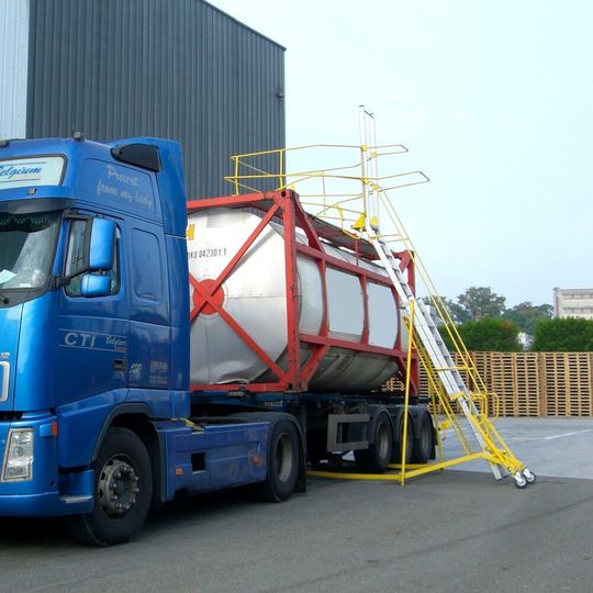 Durch die lateral angebrachte Leiter kann das Aufstiegssystem von Triax von jeder Seite an das Fahrzeug geschoben werden. Durch die lateral angebrachte Leiter kann das Aufstiegssystem von Triax von jeder Seite an das Fahrzeug geschoben werden.