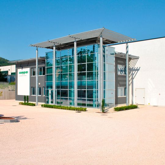 Compac S.r.l. ist ein 30-jähriges Familienunternehmen, spezialisiert auf die Entwicklung, Herstellung und Integration von hochtechnologisierten automatischen Lagersystemen, Ein- und Ausgabehandhabungssystemen, Belade- und Entladegeräten und kundenspezifischen Automatisierungssystemen. Compac S.r.l. ist ein 30-jähriges Familienunternehmen, spezialisiert auf die Entwicklung, Herstellung und Integration von hochtechnologisierten automatischen Lagersystemen, Ein- und Ausgabehandhabungssystemen, Belade- und Entladegeräten und kundenspezifischen Automatisierungssystemen.