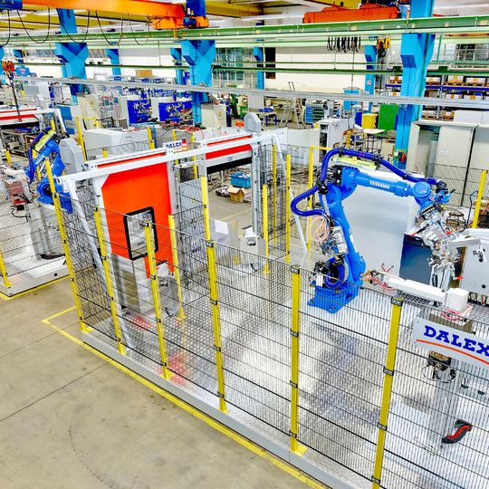 Zum Schweißen von Isolationshalbschalen am Abgasstrang entwickelt und baut Dalex vielfältige abgestimmte Automationslösungen, wie zum Beispiel hier zwei baugleiche Roboterzellen mit stationären Schweißmodulen. Zum Schweißen von Isolationshalbschalen am Abgasstrang entwickelt und baut Dalex vielfältige abgestimmte Automationslösungen, wie zum Beispiel hier zwei baugleiche Roboterzellen mit stationären Schweißmodulen.