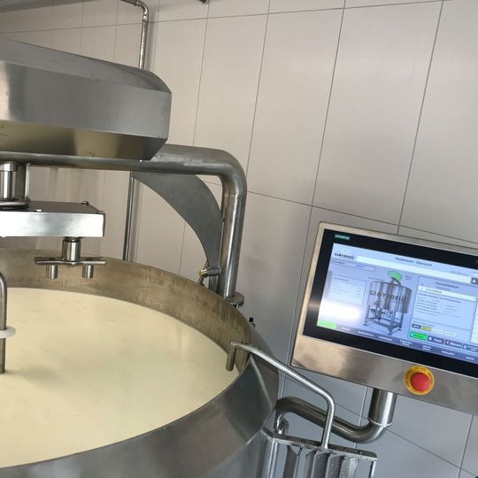 Der mit automatisierte Käsekessel bietet eine integrierte Rezepturverwaltung und ermöglicht den Fernzugriff per PC oder Mobiltelefon. Der mit automatisierte Käsekessel bietet eine integrierte Rezepturverwaltung und ermöglicht den Fernzugriff per PC oder Mobiltelefon.