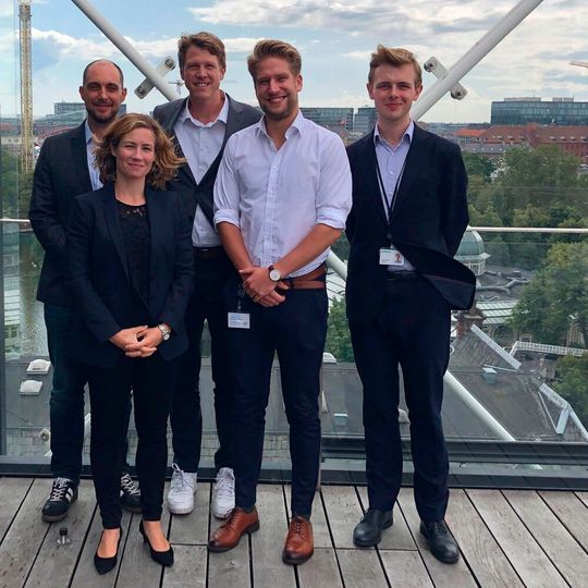 Dänisch-deutscher Austausch in Kopenhagen: Christian Noll, geschäftsführender Vorstand Deneff e. V., Katrine Bjerre M. Eriksen, Geschäftsführerin Synergi, Martin Bornholdt, geschäftsführender Vorstand Deneff e. V., Michael Fevejle Christensen, Berater Politik Synergi und Hans Peter Geisler, Referent Politik Synergi (v.l.n.r.) Dänisch-deutscher Austausch in Kopenhagen: Christian Noll, geschäftsführender Vorstand Deneff e. V., Katrine Bjerre M. Eriksen, Geschäftsführerin Synergi, Martin Bornholdt, geschäftsführender Vorstand Deneff e. V., Michael Fevejle Christensen, Berater Politik Synergi und Hans Peter Geisler, Referent Politik Synergi (v.l.n.r.)