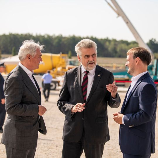 Jürgen Heindl, Gründer und CEO von Progroup, Prof. Armin Willingmann, Wirtschaftsminister von Sachsen-Anhalt, und Maximilian Heindl, Chief Development Officer bei Progroup (v.l.), beim Richtefest. Jürgen Heindl, Gründer und CEO von Progroup, Prof. Armin Willingmann, Wirtschaftsminister von Sachsen-Anhalt, und Maximilian Heindl, Chief Development Officer bei Progroup (v.l.), beim Richtefest.