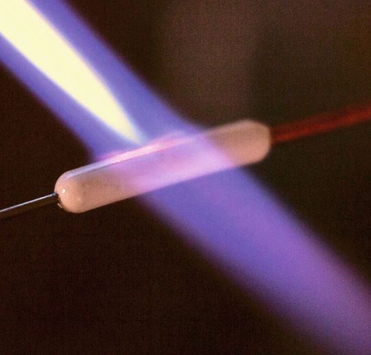 Die neue, aus einem Hybridwerkstoff bestehende Anschlusshülse HPS 400 für die Thermosensoren der hotcontrol-Serie von hotset hält auch 400 °C stand und zeichnet sich außerdem durch eine hohe Zugfestigkeit von über 120 N aus. Hotset stellt auf der K 2019 in Düsseldorf in Halle 1 am Stand A20 aus. Die neue, aus einem Hybridwerkstoff bestehende Anschlusshülse HPS 400 für die Thermosensoren der hotcontrol-Serie von hotset hält auch 400 °C stand und zeichnet sich außerdem durch eine hohe Zugfestigkeit von über 120 N aus. Hotset stellt auf der K 2019 in Düsseldorf in Halle 1 am Stand A20 aus.