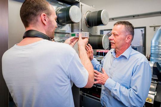 Projektkoordinator Dr. Rüdiger Strubl vom TITK tauscht sich an der Schmelzspinnanlage mit Chemietechniker Frank Schubert (links) über die Prozesstechnologie aus. Projektkoordinator Dr. Rüdiger Strubl vom TITK tauscht sich an der Schmelzspinnanlage mit Chemietechniker Frank Schubert (links) über die Prozesstechnologie aus.