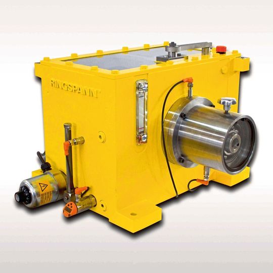 Ringspann hat das Condition-Monitoring-Systems für seine FH-Gehäusefreiläufe an einem konkreten Beispiel demonstriert: und zwar an einem Gehäusefreilauf mit einem Nenndrehmoment von 5500 Nm, an dem typische Schadensfälle simuliert werden. Das Bild zeigt ein Messemodell. Ringspann hat das Condition-Monitoring-Systems für seine FH-Gehäusefreiläufe an einem konkreten Beispiel demonstriert: und zwar an einem Gehäusefreilauf mit einem Nenndrehmoment von 5500 Nm, an dem typische Schadensfälle simuliert werden. Das Bild zeigt ein Messemodell.