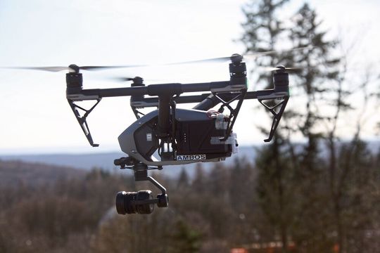 Im Rahmen des Projekts AMBOS wurde eine multimodale Lösung zur Detektion und Abwehr anfliegender Drohnen entwickelt, die auf vier unterschiedlichen Sensoriken und drei Effektoren basiert. Im Rahmen des Projekts AMBOS wurde eine multimodale Lösung zur Detektion und Abwehr anfliegender Drohnen entwickelt, die auf vier unterschiedlichen Sensoriken und drei Effektoren basiert.