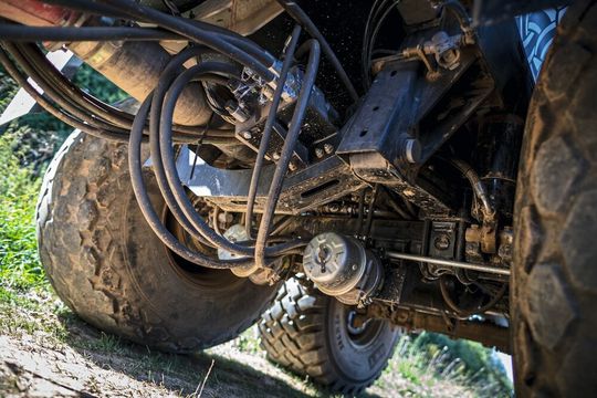 Mit der hydraulischen Antriebsachse Agro Drive von BPW wühlen sich Anhänger aus eigenem Antrieb aus dem Schlamm. Mit der hydraulischen Antriebsachse Agro Drive von BPW wühlen sich Anhänger aus eigenem Antrieb aus dem Schlamm.