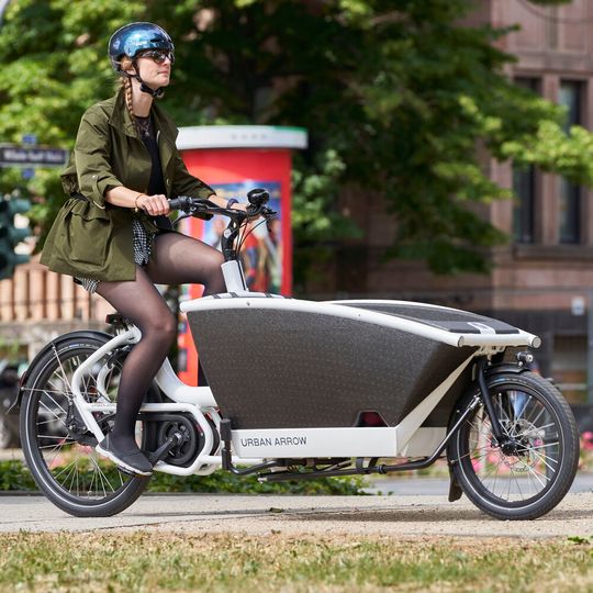 „Immer eine Länge voraus“ ist die Design-Philosophie von Urban Arrow mit seinem Lastenrad mit ikonischem Aluminiumrahmen (hier das Modell „Family“). „Immer eine Länge voraus“ ist die Design-Philosophie von Urban Arrow mit seinem Lastenrad mit ikonischem Aluminiumrahmen (hier das Modell „Family“).