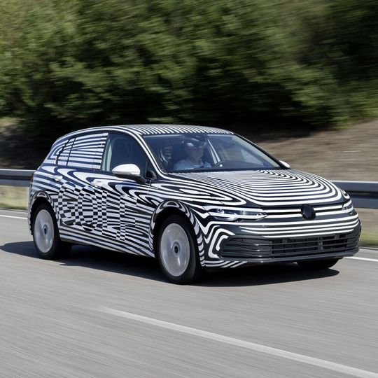 Noch bleibt die achte Generation des VW Golf getarnt. Noch bleibt die achte Generation des VW Golf getarnt.