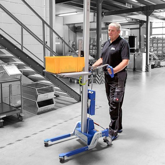 Mit den Geräten der „lift2move“-Baureihe lassen sich Güter bis 400 kg bewegen. Mit den Geräten der „lift2move“-Baureihe lassen sich Güter bis 400 kg bewegen.