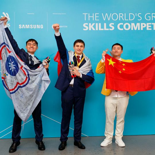 Die Medaillengewinner im Skill „Automobile Technoly“: (v. li.) Zu-Yi Lu aus Taiwan, Nikolai Donchak aus Russland und Zhen Wang aus China. Die Medaillengewinner im Skill „Automobile Technoly“: (v. li.) Zu-Yi Lu aus Taiwan, Nikolai Donchak aus Russland und Zhen Wang aus China.
