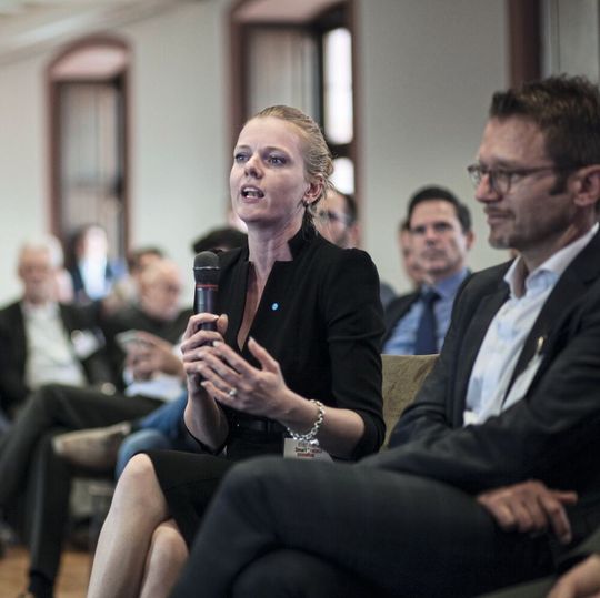 Engagierte Diskussion auf dem Smart Process Manufacuring Kongress. Im Bild Dr. Anne Bendzulla, Chief Digital Officer bei Thyssenkrupp und Franz Braun, Geschäftsführer Bilfinger Digital Next. Engagierte Diskussion auf dem Smart Process Manufacuring Kongress. Im Bild Dr. Anne Bendzulla, Chief Digital Officer bei Thyssenkrupp und Franz Braun, Geschäftsführer Bilfinger Digital Next.