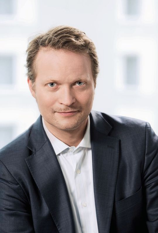 „Solche nationalen Sonderregelungen können jedoch leider nicht das generelle Problem lösen – nämlich, dass auf EU-Ebene die für die Zulassung erforderliche Infrastruktur gerade mal neun Monate vor Geltungsbeginn der Medizinprodukteverordnung noch immer nicht steht“, kritisiert Spectaris-Geschäftsführer Jörg Mayer den Entwurf für ein Medizinprodukte-Anpassungsgesetz-EU. „Solche nationalen Sonderregelungen können jedoch leider nicht das generelle Problem lösen – nämlich, dass auf EU-Ebene die für die Zulassung erforderliche Infrastruktur gerade mal neun Monate vor Geltungsbeginn der Medizinprodukteverordnung noch immer nicht steht“, kritisiert Spectaris-Geschäftsführer Jörg Mayer den Entwurf für ein Medizinprodukte-Anpassungsgesetz-EU.