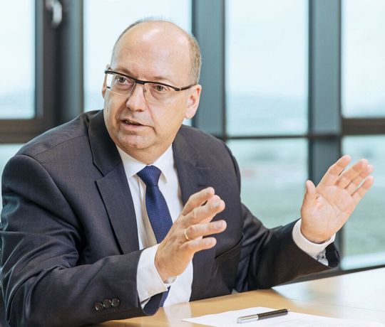 Bei kleineren Maschinen könnten dieselelektrische Antriebe in Zukunft interessant werden, wenn es irgendwann einmal gesetzliche Vorgaben hinsichtlich der CO2-Emissionen einzelner Maschinen oder ganzer Flotten und Fuhrparks gibt, glaubt Klaus Graner, Managing Director und Head of Drive System Technology der Liebherr-Components Biberach.