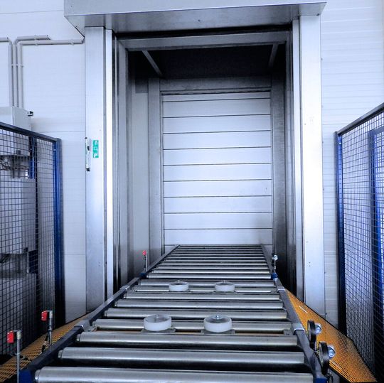 Die Tore von Efaflex schließen das Kühlhaus nach außen hermetisch ab. Die Tore von Efaflex schließen das Kühlhaus nach außen hermetisch ab.