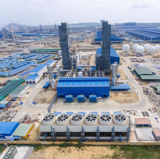 Luftbild der Luftzerlegungsanlage in Dung Quất, mit dem Stahlwerk von Hoa Phat im Hintergrund Luftbild der Luftzerlegungsanlage in Dung Quất, mit dem Stahlwerk von Hoa Phat im Hintergrund