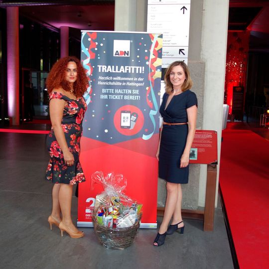 Happy Birthday liebes ADN-Team wünscht das Vogel-IT-Medien-Team aus Augsburg. Happy Birthday liebes ADN-Team wünscht das Vogel-IT-Medien-Team aus Augsburg.
