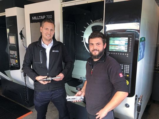 Armin Salbaum (links), von Big Kaiser, und Daniel Krüger, Fertigungsleiter von Hera, vor der Milltap 700 mit Big-Plus BT30-Werkzeugaufnahme. Armin Salbaum (links), von Big Kaiser, und Daniel Krüger, Fertigungsleiter von Hera, vor der Milltap 700 mit Big-Plus BT30-Werkzeugaufnahme.