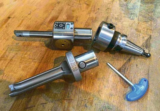 Die Speed-Master BDV40-Spindel mit Planauflage durch Big-Plus Werkzeugaufnahme (links) und einer Standard-SK40-Werkzeugaufname (rechts). Die Speed-Master BDV40-Spindel mit Planauflage durch Big-Plus Werkzeugaufnahme (links) und einer Standard-SK40-Werkzeugaufname (rechts).