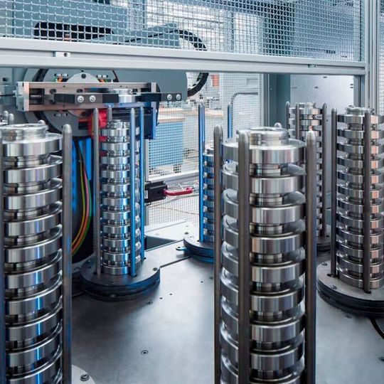 Sogenannte Stacker-Paletten können auf maschinennahen Flächen eine große Anzahl von Roh- und Fertigteilen auf engstem Raum stapeln. Sogenannte Stacker-Paletten können auf maschinennahen Flächen eine große Anzahl von Roh- und Fertigteilen auf engstem Raum stapeln.