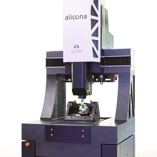 Die optische Koordinatenmessmaschine ist das Kernstück einer Demonstration, bei der die Lage, die Form und die Rauheit vermessen werden. Die optische Koordinatenmessmaschine ist das Kernstück einer Demonstration, bei der die Lage, die Form und die Rauheit vermessen werden.