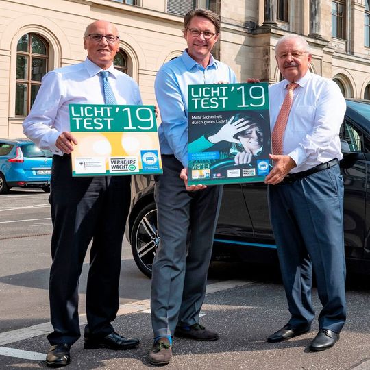 Neue Plakette für den Licht-Test 2019: (v.re.) ZDK-Präsident Jürgen Karpinski, Bundesverkehrsminister Andreas Scheuer und DVW-Präsident Kurt Bodewig. Neue Plakette für den Licht-Test 2019: (v.re.) ZDK-Präsident Jürgen Karpinski, Bundesverkehrsminister Andreas Scheuer und DVW-Präsident Kurt Bodewig.