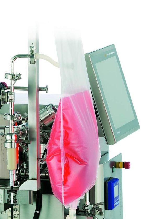 1 Das System Sartoflow Alpha plus lässt sich neben einem Edelstahl-Tank auch mit Einwegbeuteln ausstatten. 1 Das System Sartoflow Alpha plus lässt sich neben einem Edelstahl-Tank auch mit Einwegbeuteln ausstatten.