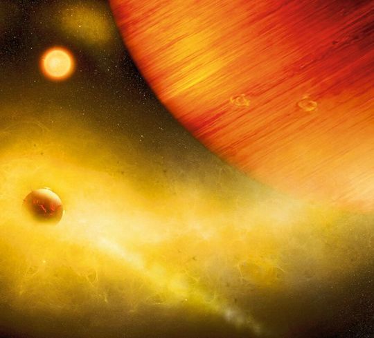 Künstlerische Darstellung eines vulkanischen Exo-Io mit extremem Massenverlust. Der versteckte Exo-Mond ist von einer angestrahlten Gaswolke umgeben, die in Orange-Gelb leuchtet, als würde man sie durch einen Natriumfilter betrachten. Natriumwolkenschwaden folgen der Mondumlaufbahn, möglicherweise angetrieben von der Magnetosphäre des Gasriesen. Künstlerische Darstellung eines vulkanischen Exo-Io mit extremem Massenverlust. Der versteckte Exo-Mond ist von einer angestrahlten Gaswolke umgeben, die in Orange-Gelb leuchtet, als würde man sie durch einen Natriumfilter betrachten. Natriumwolkenschwaden folgen der Mondumlaufbahn, möglicherweise angetrieben von der Magnetosphäre des Gasriesen.