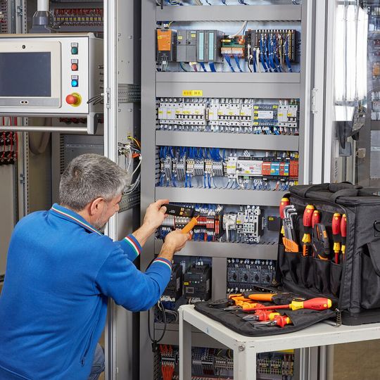 Una scena tipica del lavoro quotidiano di un produttore di armadi elettrici. Una scena tipica del lavoro quotidiano di un produttore di armadi elettrici.