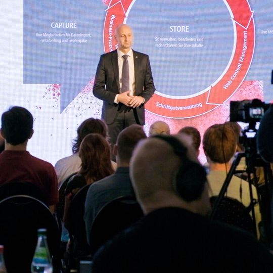 PDV-Geschäftsführer Dirk Nerling während der Präsentation der neuen ECM-Plattform VIS-Suite 6 in Erfurt PDV-Geschäftsführer Dirk Nerling während der Präsentation der neuen ECM-Plattform VIS-Suite 6 in Erfurt