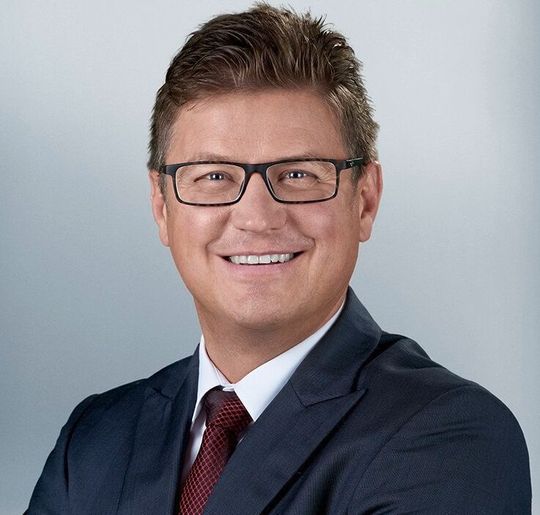 Martin Kandziora besitzt 20 Jahre Erfahrung im Marketing für internationale Technologieunternehmen und ist mit der Arbeit eines Global Players wie Panduit bestens vertraut. Martin Kandziora besitzt 20 Jahre Erfahrung im Marketing für internationale Technologieunternehmen und ist mit der Arbeit eines Global Players wie Panduit bestens vertraut.