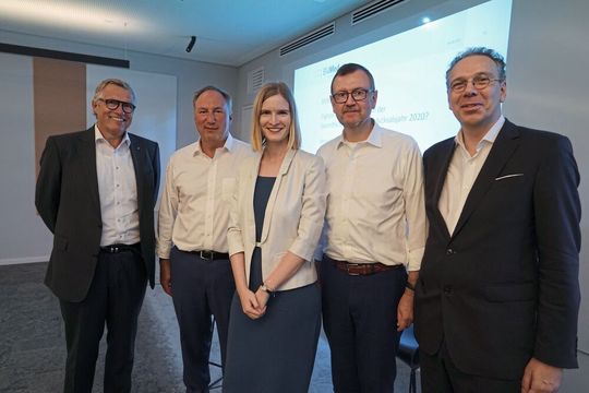 Die Medizintechnik-Experten des BV-Med-Digital-Talks 2019: Dr. Manfred W. Elff (Mitglied der Geschäftsführung, Biotronik, Berlin), Prof. Dr. Jörg Debatin, Natalie Gladkov, Prof. Dr. Dr. Christian Dierks und Dr. Marc-Pierre Möll (v.l.n.r.). Die Medizintechnik-Experten des BV-Med-Digital-Talks 2019: Dr. Manfred W. Elff (Mitglied der Geschäftsführung, Biotronik, Berlin), Prof. Dr. Jörg Debatin, Natalie Gladkov, Prof. Dr. Dr. Christian Dierks und Dr. Marc-Pierre Möll (v.l.n.r.).