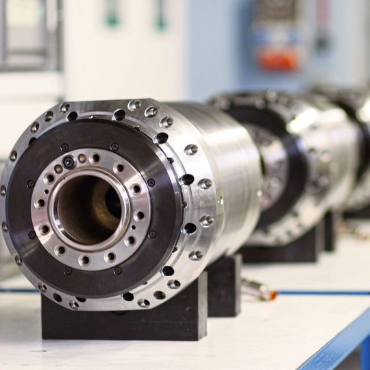 Spindeln sind komplexe Gebilde, die sorgfältig überwacht und verlässlich instand gehalten werden müssen. Spindeln sind komplexe Gebilde, die sorgfältig überwacht und verlässlich instand gehalten werden müssen.