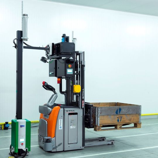 Das Familienunternehmen Movanis entwickelt und vertreibt AGV, die auf Grundfahrzeugen von Still aufbauen und mit IPC-Steuerungs- und Kommunikationstechnik von Siemens ausgerüstet sind. Das Familienunternehmen Movanis entwickelt und vertreibt AGV, die auf Grundfahrzeugen von Still aufbauen und mit IPC-Steuerungs- und Kommunikationstechnik von Siemens ausgerüstet sind.