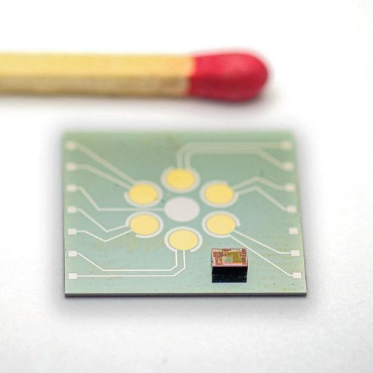 Chemischer Sensor, im Hintergrund ein Streichholz zum Größenvergleich Chemischer Sensor, im Hintergrund ein Streichholz zum Größenvergleich