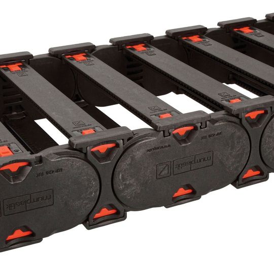 Die neue MP 420 Evochain von der Murrplastik Systemtechnik GmbH vereint innovative und bewährte Eigenschaften in einer Energiekette. Sie gilt als montagefreundlich, robust und leise arbeitend – auch bei vergleichsweise langstreckigen, gleitenden Verfahrmanövern. Die neue MP 420 Evochain von der Murrplastik Systemtechnik GmbH vereint innovative und bewährte Eigenschaften in einer Energiekette. Sie gilt als montagefreundlich, robust und leise arbeitend – auch bei vergleichsweise langstreckigen, gleitenden Verfahrmanövern.