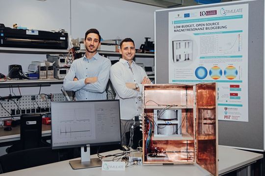 Die Masterstudenten Ivan Fomin (li.) und David Schote vor ihrem Tabletop-MRT. Es hat die Größe eines Druckers und arbeitet mit einem Magnetfeld von 0,4 Tesla. Die Masterstudenten Ivan Fomin (li.) und David Schote vor ihrem Tabletop-MRT. Es hat die Größe eines Druckers und arbeitet mit einem Magnetfeld von 0,4 Tesla.