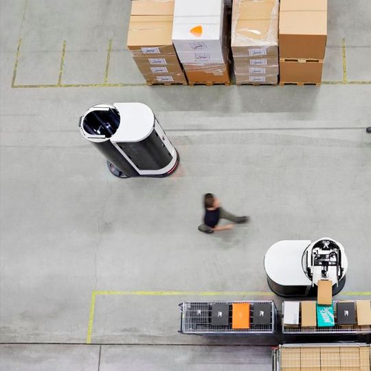 Im Zalando-Lager in Lahr sollen die „Toru“-Roboter ganz normal im aktiven Lagerbetrieb mitarbeiten. Im Zalando-Lager in Lahr sollen die „Toru“-Roboter ganz normal im aktiven Lagerbetrieb mitarbeiten.