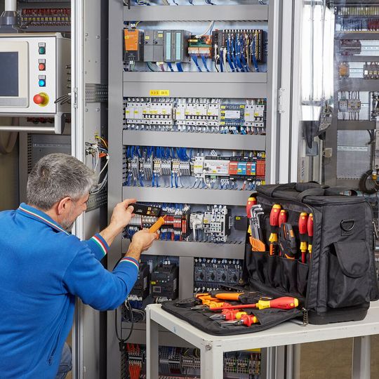 Eine typische Szene im Arbeitsalltag eines Schaltschrankbauers. Eine typische Szene im Arbeitsalltag eines Schaltschrankbauers.