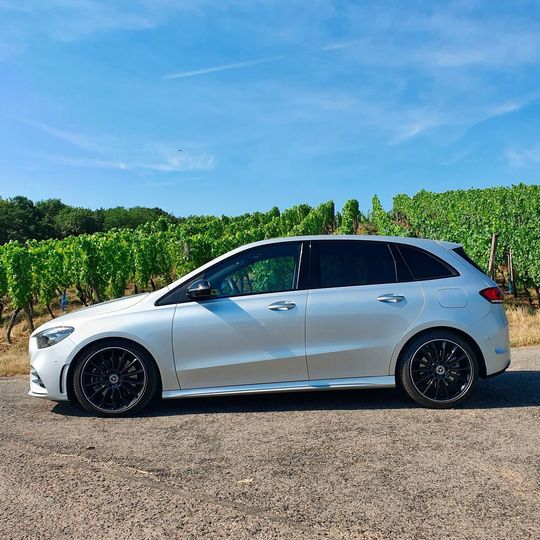 Die Mercedes B-Klasse kommt in der neuen Generation deutlich dynamischer daher als früher. Die Mercedes B-Klasse kommt in der neuen Generation deutlich dynamischer daher als früher.