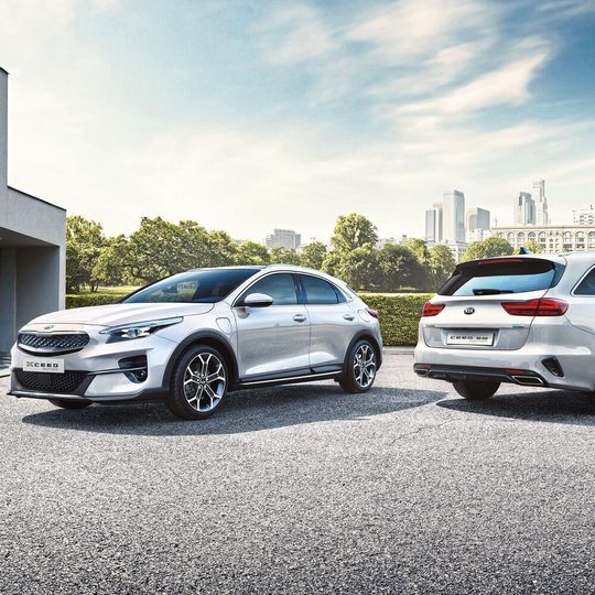 Ab 2020 gibt es den Kia X-Ceed und den Ceed Sportswagon auch mit Stecker. Ab 2020 gibt es den Kia X-Ceed und den Ceed Sportswagon auch mit Stecker.