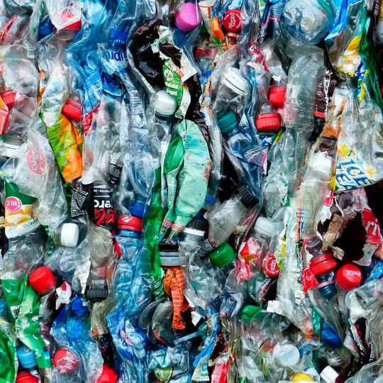 Nur 16 % des in Deutschland anfallenden Kunststoffabfalls werden hier auch recycelt. Nur 16 % des in Deutschland anfallenden Kunststoffabfalls werden hier auch recycelt.