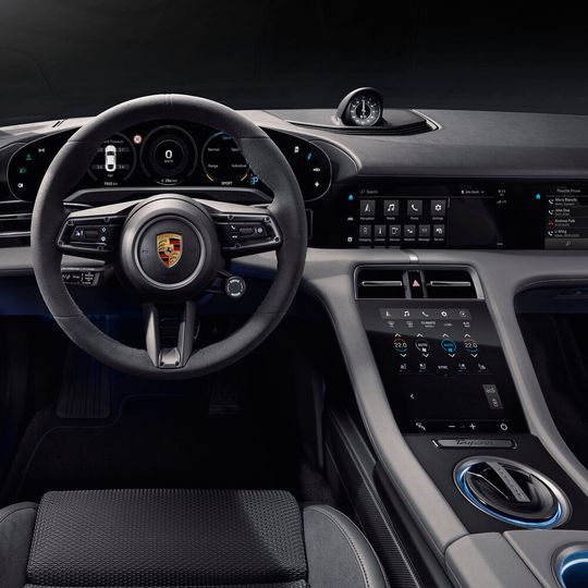 Der Porsche Taycan ist innen recht futuristisch - und gleichzeitig für Porsche ein wichtiges Zukunftsprojekt. Der Porsche Taycan ist innen recht futuristisch - und gleichzeitig für Porsche ein wichtiges Zukunftsprojekt.